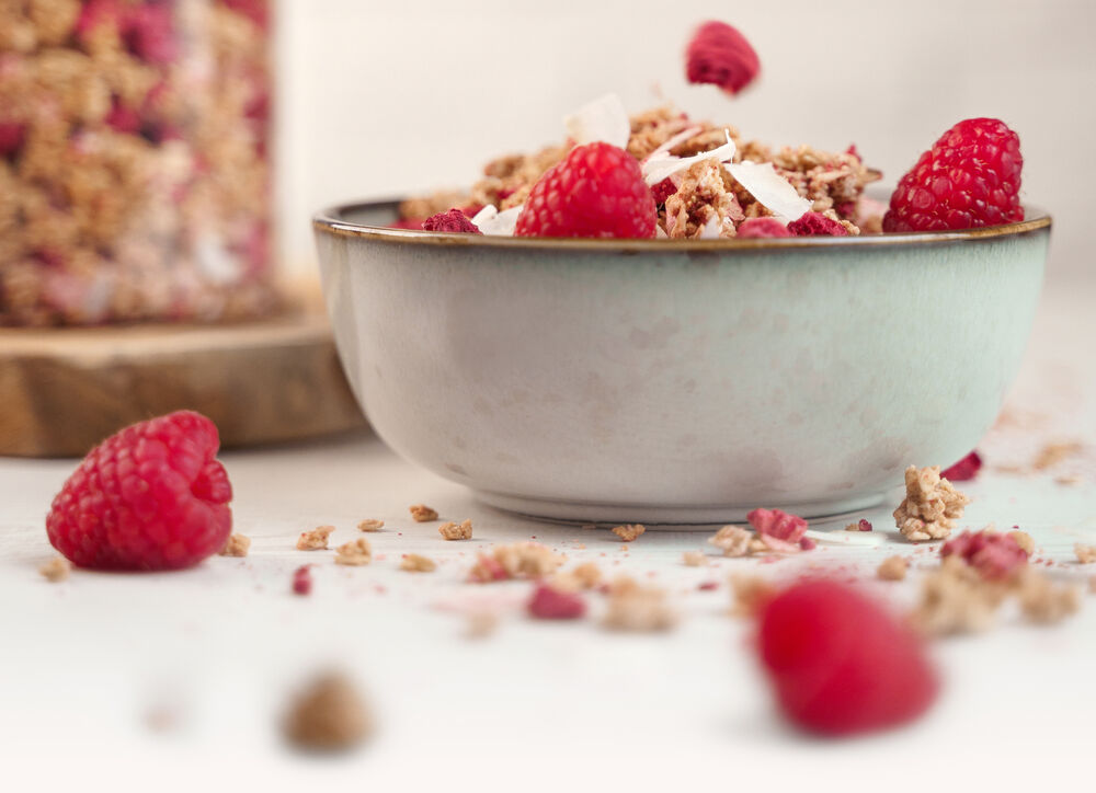 Proteinová granola KetoDiet s malinami a kokosem, bez přidaného cukru