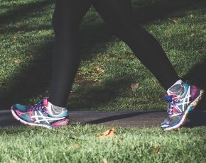Žena v športovej obuvi kráča parkom. Športovať môžete už od 1. kroku diéty, ale začínajte pomaly a opatrne.