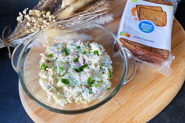 Hermelínová nátierka s jarnou cibuľkou –⁠⁠⁠⁠⁠⁠ recept KetoDiet