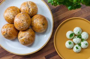 Recept na low carb žemle s bylinkovým maslo
