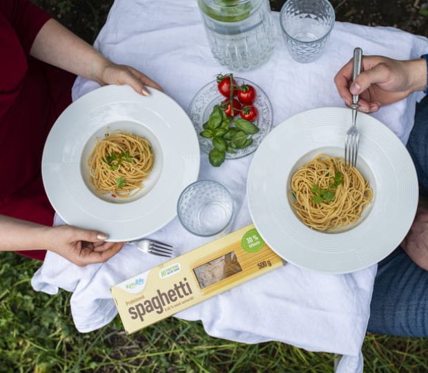 Proteinové špagety mají o 60 % méně než běžné těstoviny a díky vysokému obsahu bílkovin vás spolehlivě zasytí.