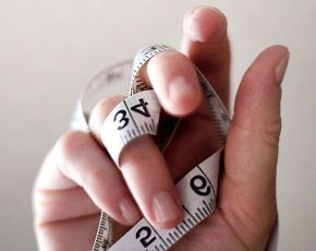 Krajčírsky meter by mal v priebehu chudnutia byť vaším parťákom. Skôr než na kilogramy sa zamerajte na ubúdajúce centimetre.