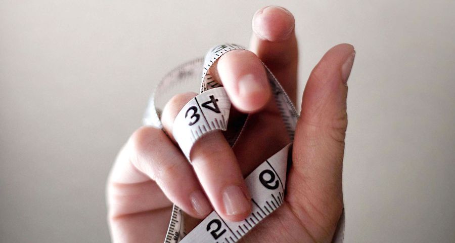 Krajčírsky meter by mal v priebehu chudnutia byť vaším parťákom. Skôr než na kilogramy sa zamerajte na ubúdajúce centimetre.
