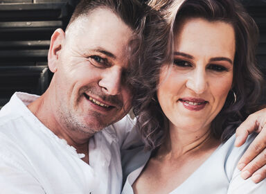 Manželia Nikola a Honza, ktorí schudli s keto diétou, sa vzájomne držia a usmievajú sa.