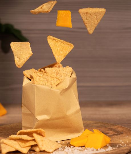 Proteinové chipsy tortilla chedar můžete mlsat i při dietě.
