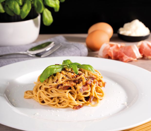 Základem vydatné low carb večeře můžou být proteinové špagety.