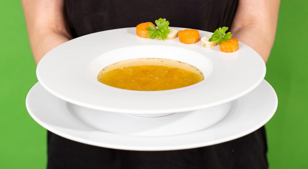 Doprajte si pri diéte tanier horúcej polievky s množstvom drobných proteínových rezancov.