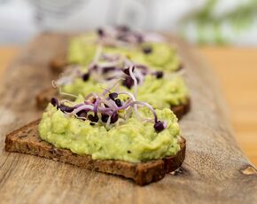 Zdravá snídaně – avokádová pomazánka na proteinovém chlebu KetoDiet