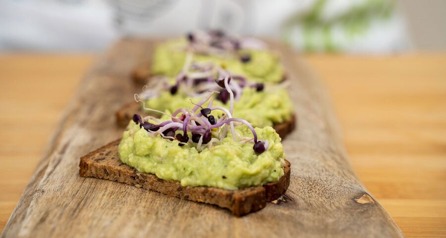 Zdravé raňajky – avokádová nátierka na proteínovom chlebe KetoDiet