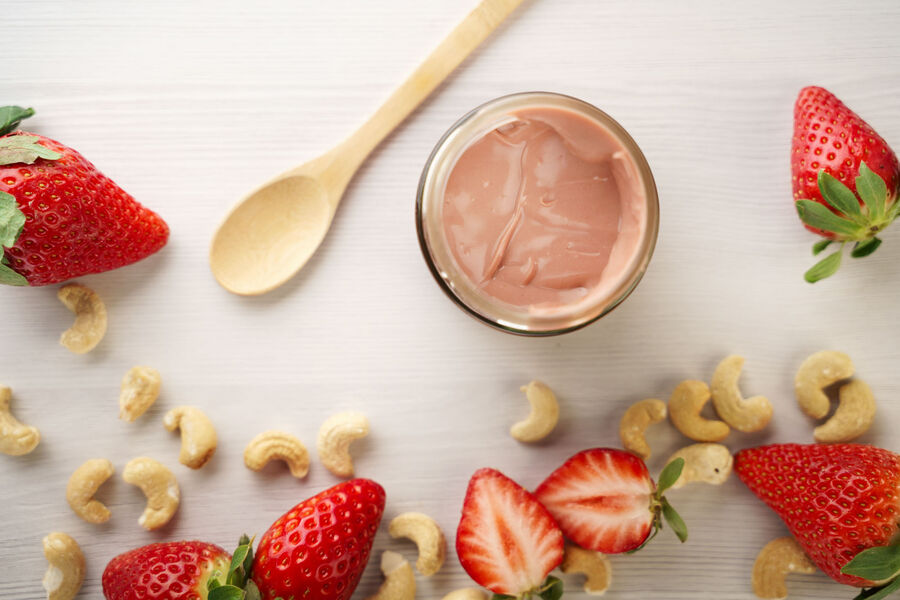 Proteínový krém s kešu a lyofilizovanými jahodami