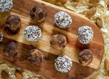 Proteínové low carb cukroví - guličky obaľované v kokose a kakaovom prášku s proteínovým nápojom s čokoládovou príchuťou.