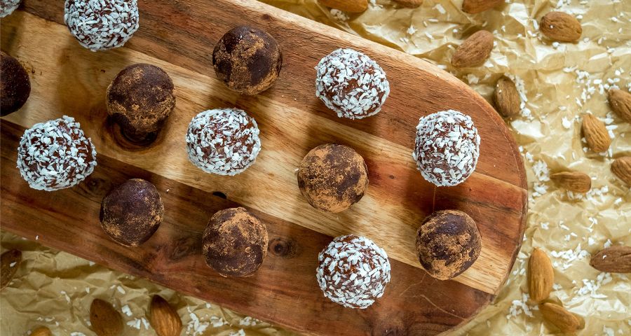 Proteinové low carb cukroví - kuličky obalované v kokosu a kakaovém prášku s proteinovým nápojem s čokoládovou příchutí.