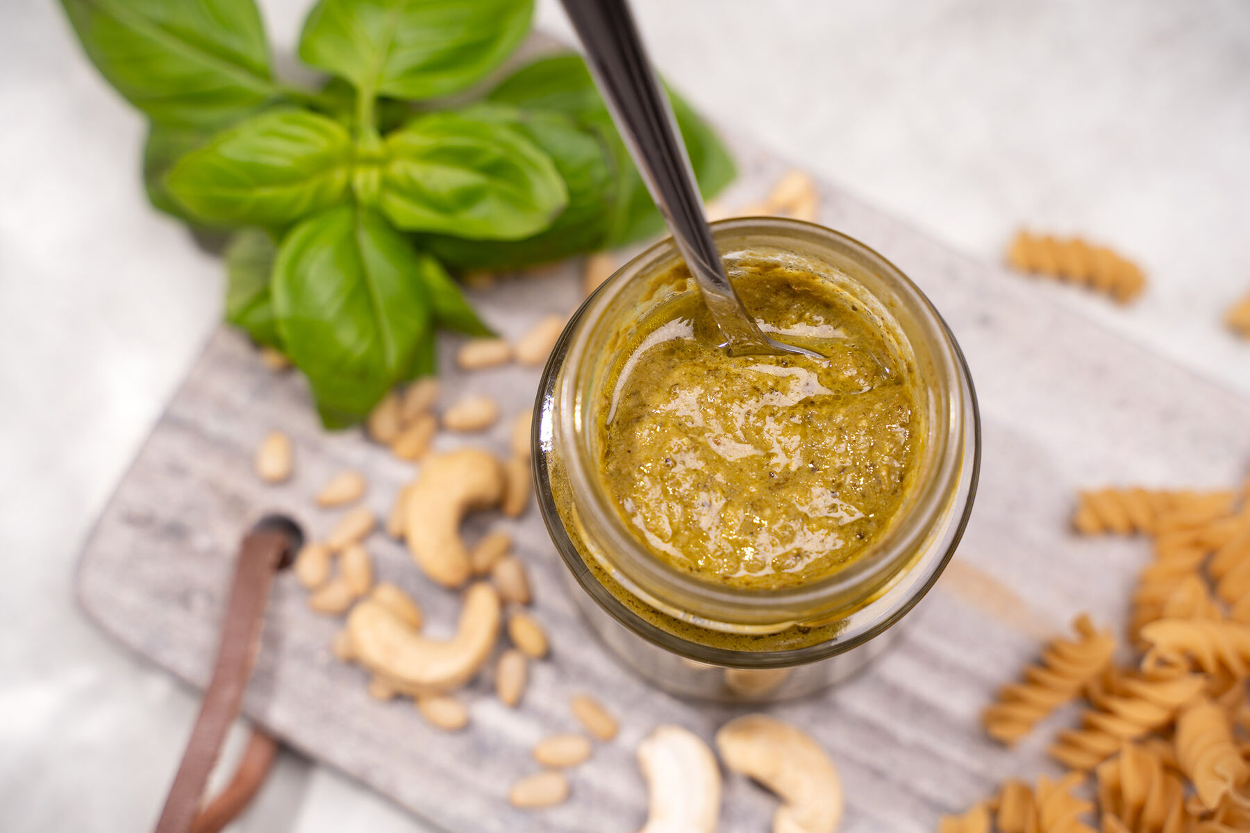 Proteinové bazalkové pesto