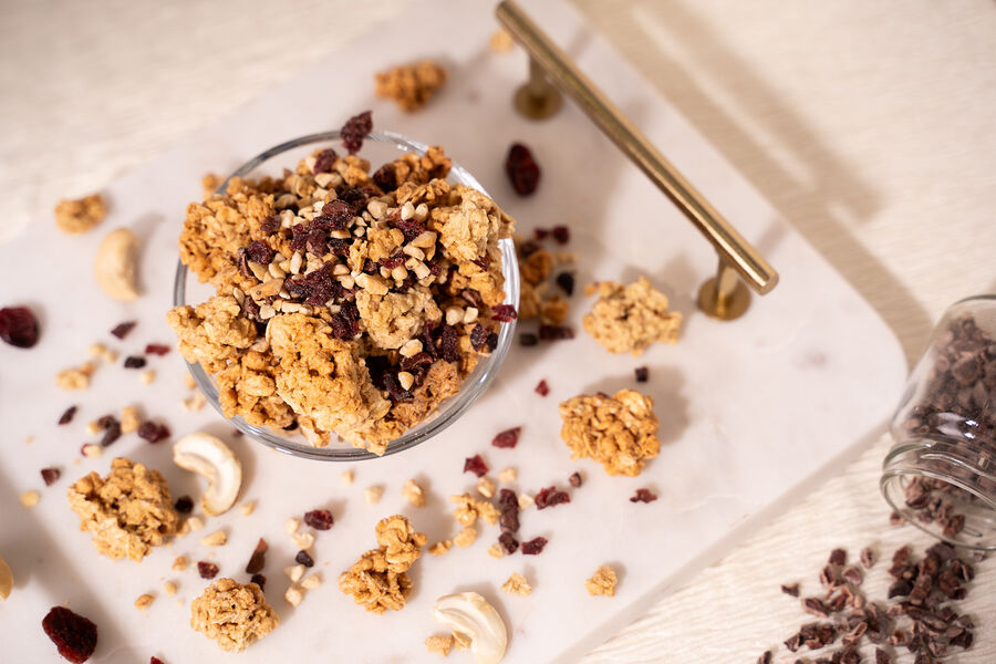 Proteínová granola bez cukru – s brusnicami, kakaovými bôbmi a kešu orechmi