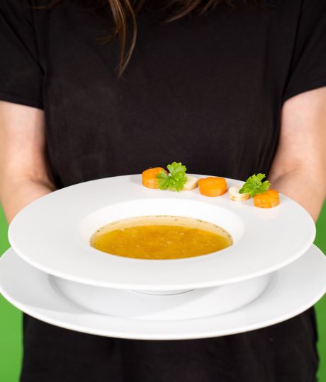 Dopřejte si při dietě talíř horké polévky se spoustou drobných proteinových nudliček.