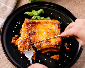 Proteinové lasagne KetoDiet vám pomůžou dostat se do kalorického deficitu.