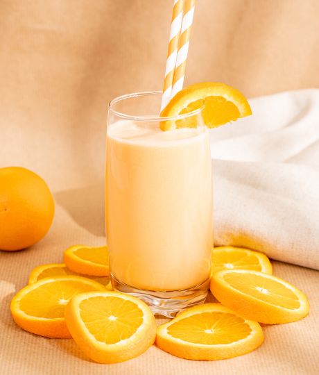 Smoothie s pomerančovou příchutí je nabité bílkovinami, takže skvěle zasytí. Přijde vhod jako svačinka v práci nebo po tréninku.
