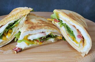 Tortilla z panvice so šunkou a mozzarellou – recept KetoDiet
