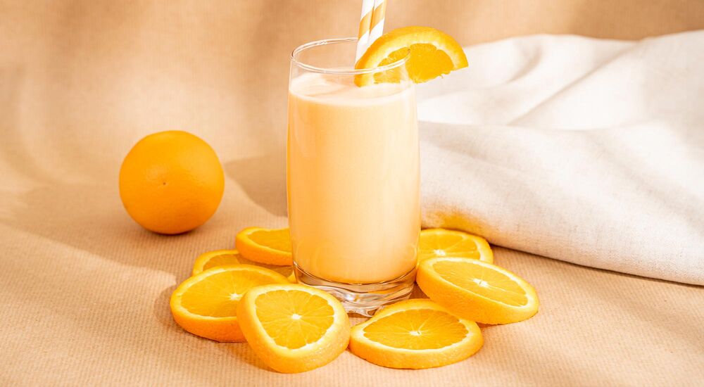 Smoothie s pomarančovou príchuťou je nabité bielkovinami, takže skvele zasýti. Príde vhod ako desiata v práci alebo po tréningu.