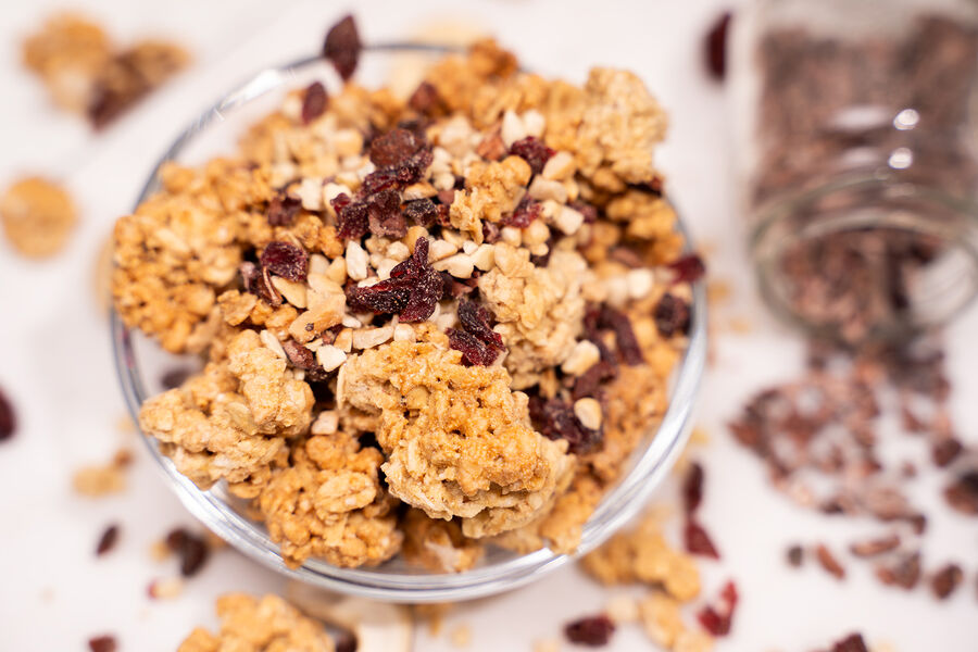 Proteinová granola bez cukru – s brusinkami, kakaovými boby a kešu ořechy