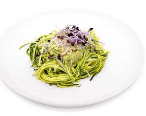 Recept vhodný do keto diety – Cuketové špagety s avokádovým pestem, piniovými oříšky a parmazánem.