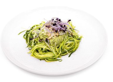 Recept vhodný do ketodiéty – Cuketové špagety s avokádovým pestom, píniovými orieškami a parmezánom.