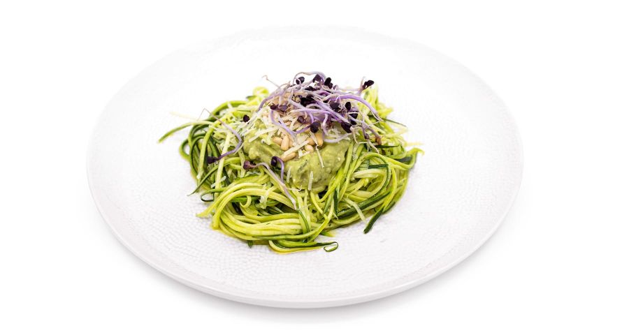 Recept vhodný do ketodiéty – Cuketové špagety s avokádovým pestom, píniovými orieškami a parmezánom.
