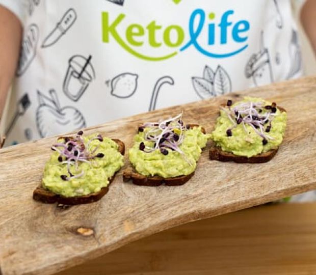 Proteínový keto chlieb s avokádovou nátierkou sú skvelé zdravé raňajky.