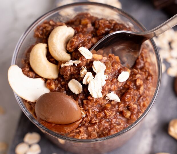 Zdravé raňajky – kakaová proteínová kaša KetoDiet s kešu orechmi a brezovým cukrom 