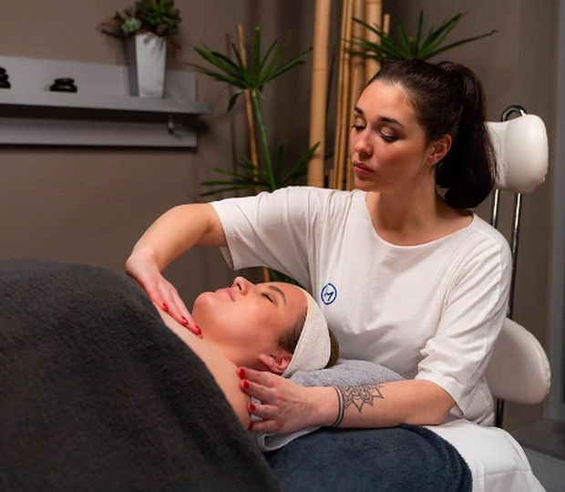 Kozmetička Tereza Ždímalová vykonáva kozmetickú masáž 