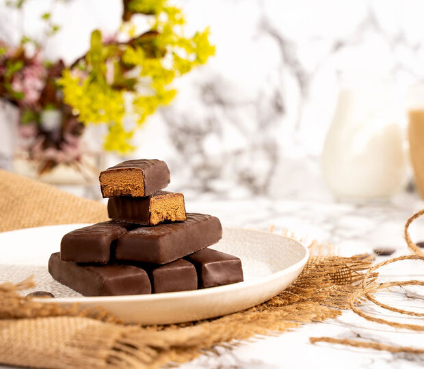 Proteinové tyčinky KetoDiet s příchutí čokoláda, kokos-banán, fíky, arašídy nebo jahoda spolehlivě zaženou chuť na sladké.