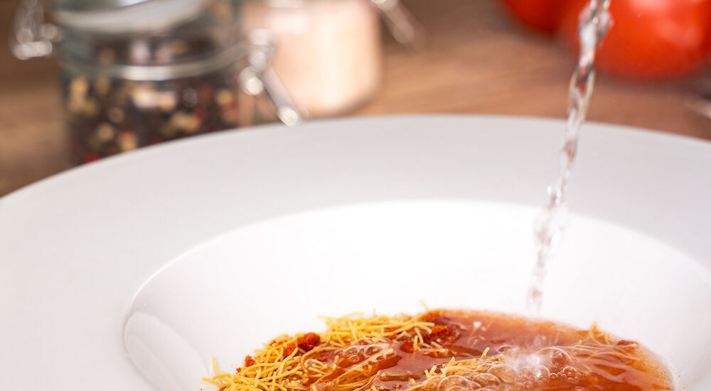 Ochutnajte hustú paradajkovú polievku s exkluzívnymi proteínovými rezancami. Bez výčitiek. Je totiž low carb.