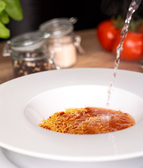 Ochutnejte hustou rajčatovou polévku s exkluzivními proteinovými nudličkami. Bez výčitek. Je totiž low carb.