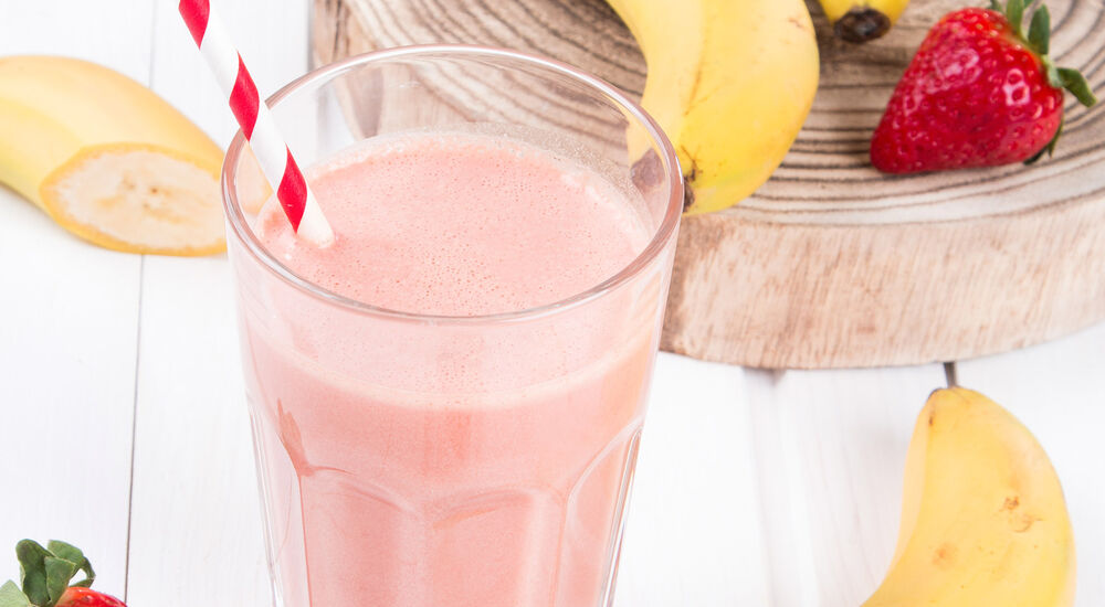 Proteinový nápoj – příchuť jahoda a banán – pomáhá s hubnutím.