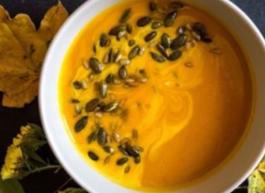 Dýňová polévka se semínky je hitem podzimní kuchyně.