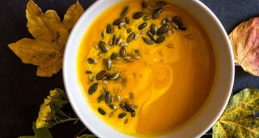 Tekvicová polievka so semienkami je hitom jesennej kuchyne.