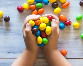 Obezita u detí môže byť spôsobená nadbytkom sladkostí