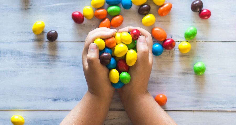 Obezita u dětí může být způsobena přemírou sladkostí