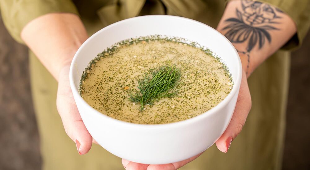 Koprová proteinová polévka spolehlivě zasytí a je low carb.