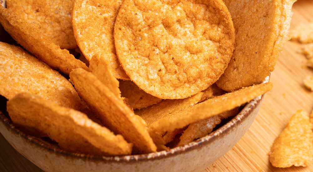 Proteinové chipsy s paprikovou příchutí můžete mlsat i při dietě.