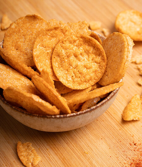 Proteinové chipsy s paprikovou příchutí můžete mlsat i při dietě.