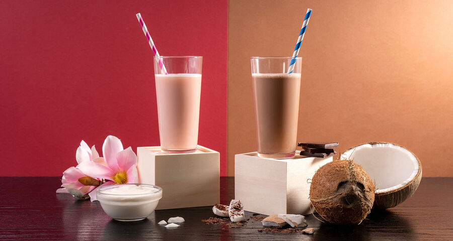 Nové proteínové nápoje s príchuťami višňa a jogurt; čokoláda a kokos