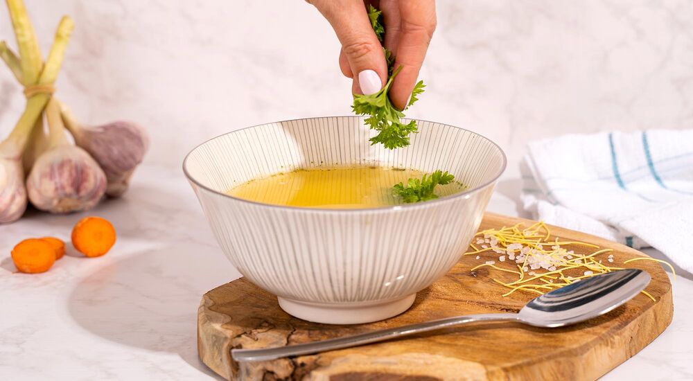 Výdatná kuracia polievka vďaka bielkovinám zasýti na dlhú dobu a ešte ochráni vaše svaly v priebehu chudnutia.