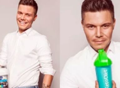 Vizážista celebrit Pavel Kortan drží v ruce dózu proteinového nápoje KetoDiet a modrozelený shaker.