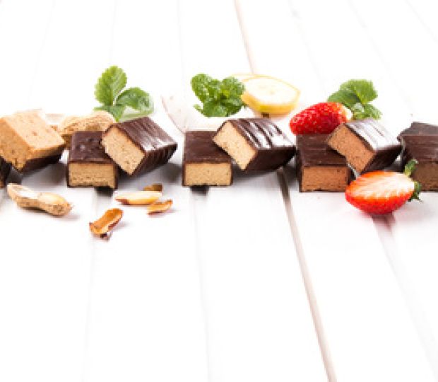 Proteinové tyčinky KetoDiet s příchutí čokoláda, kokos-banán, fíky, arašídy nebo jahoda spolehlivě zaženou chuť na sladké.