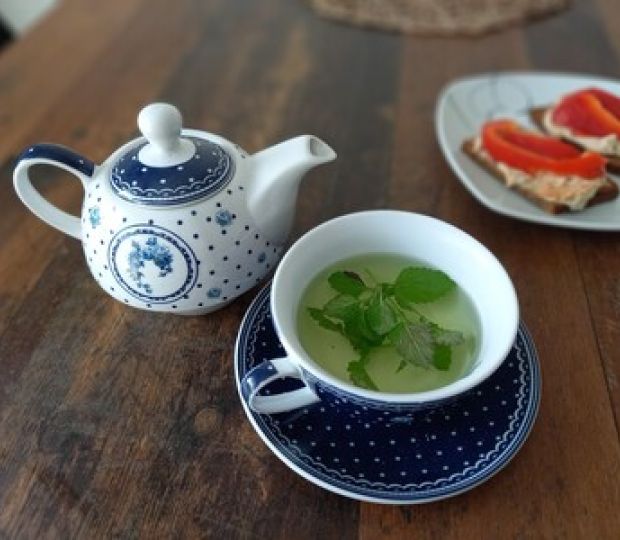 Čaj z meduňky vám pomůže rychleji usnout. Uvařit ho můžete i dětem.