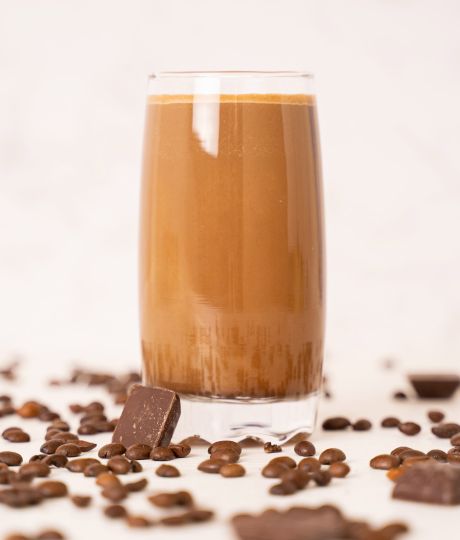 Ľadová káva bez varenia – s príchuťou čokolády, s bielkovinami a nízkym obsahom cukru.