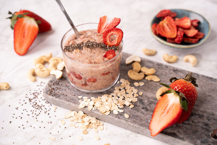 Proteinová kaše – jahodová s ořechy a březovým cukrem