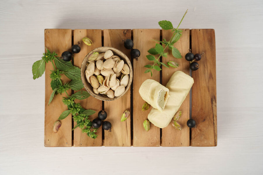 Keto Bueno Pistachio White – chrumkavé oblátky