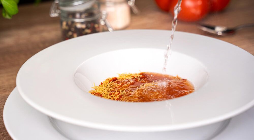 Ochutnajte hustú paradajkovú polievku s exkluzívnymi proteínovými rezancami. Bez výčitiek. Je totiž low carb.